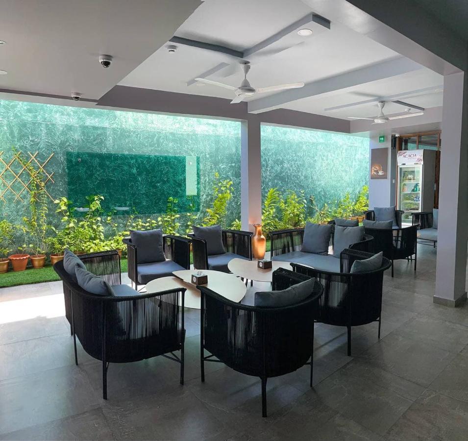 Acacia Beach Hotel 훌루말레 외부 사진